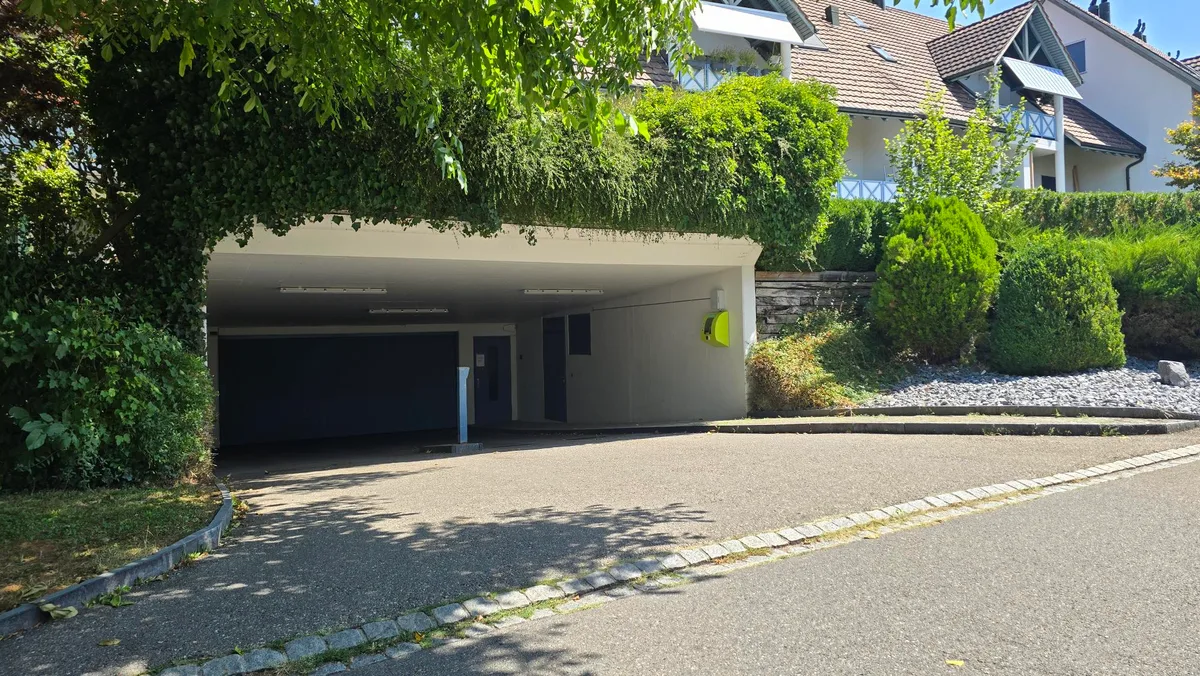 Stadacherquartier, Tiefgarage Stadacher Ein Defibrillator, beim Eingang einer Tiefgarage